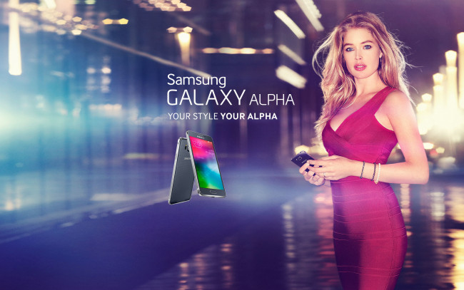 Обои картинки фото бренды, samsung, doutzen, kroes, модель, блондинка, реклама, смартфон, телефон, город, улица, огни