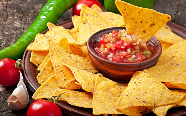 Обои картинки фото еда, Чипсы,  картофель фри, chips, помидоры, чипсы, салат, tomatoes