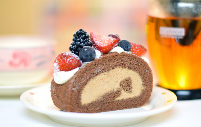 Обои картинки фото еда, пирожные,  кексы,  печенье, ягоды, пироженое, рулет