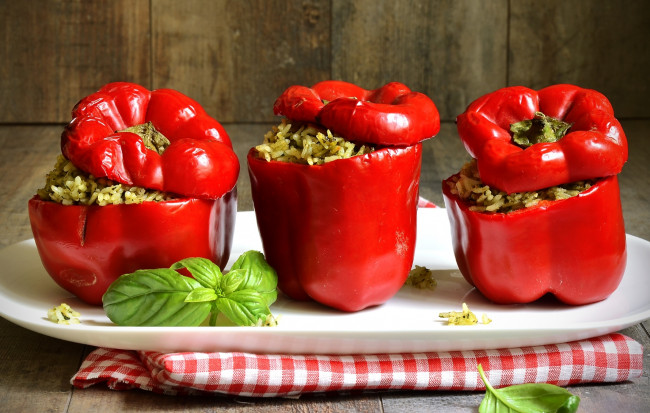 Обои картинки фото еда, перец, базилик, рис, фаршированные, перцы