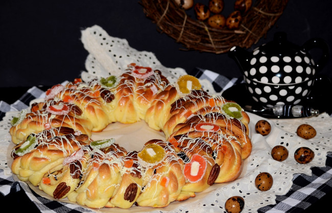 Обои картинки фото еда, пироги, перепелиные, яйца, кулич, чайник, цукаты, орехи