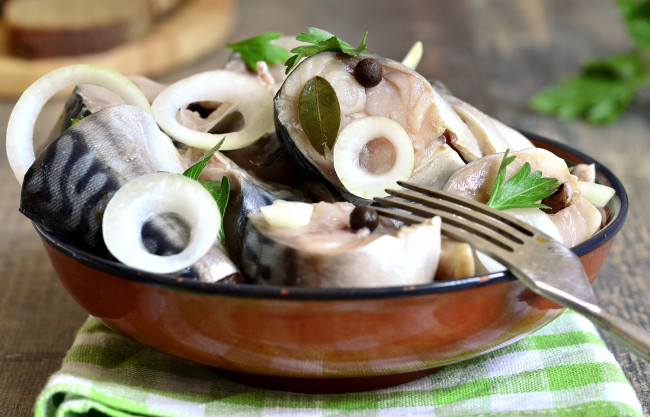 Обои картинки фото еда, рыба,  морепродукты,  суши,  роллы, сельдь, лук