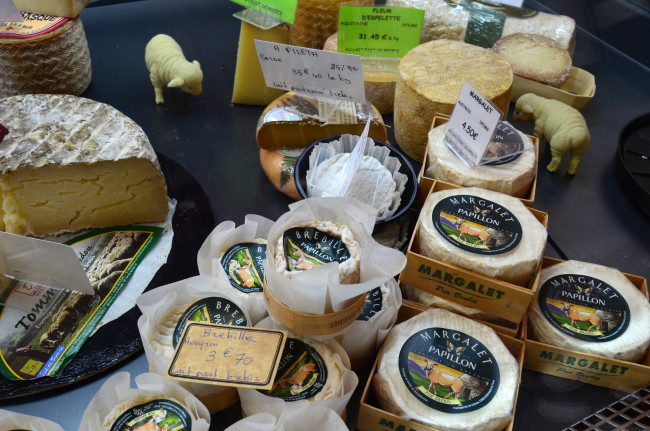 Обои картинки фото tienda de quesos franceses, еда, сырные изделия, сыр
