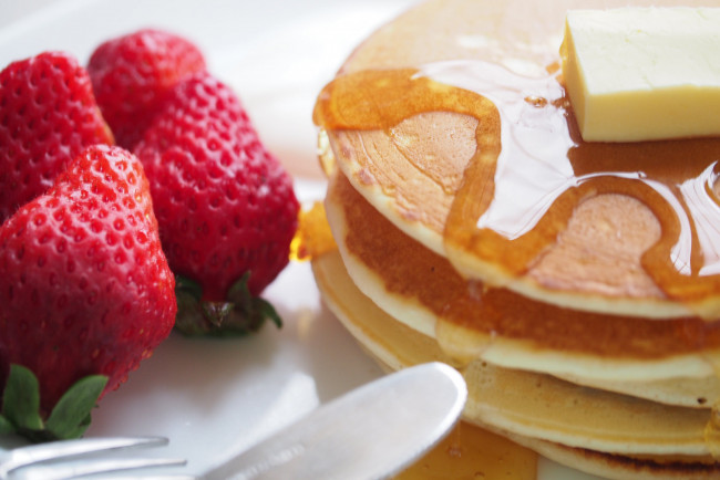 Обои картинки фото еда, блины,  оладьи, клубника, ягоды, крем, мёд