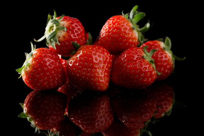 Обои картинки фото еда, клубника,  земляника, отражение, макро, ягоды