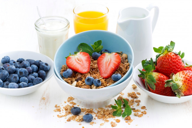 Обои картинки фото еда, мюсли,  хлопья, ягоды, сок, голубика, йогурт, гранола, клубника