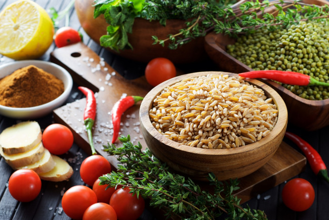 Обои картинки фото еда, разное, перец, чабрец, бобы, имбирь, куркума, помидоры, рис, томаты