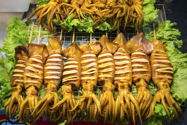 Обои картинки фото еда, рыба,  морепродукты,  суши,  роллы, кальмары, тушки