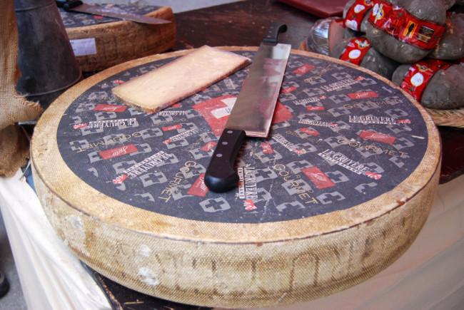 Обои картинки фото gruyere, еда, сырные изделия, сыр