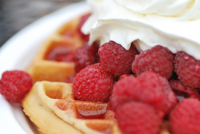 Обои картинки фото еда, блины,  оладьи, ягоды, крем, вафли, макро, малина