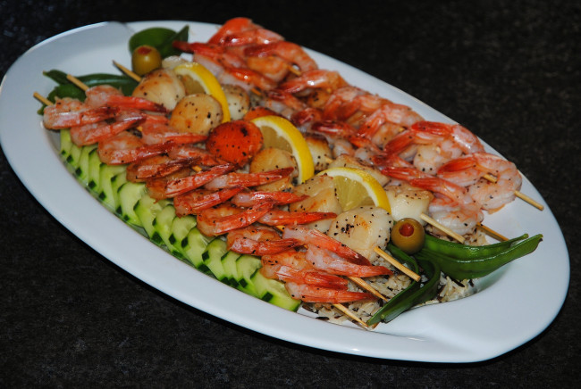 Обои картинки фото еда, рыба,  морепродукты,  суши,  роллы, гарнир, креветки