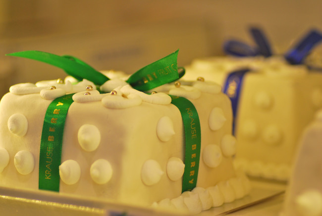 Обои картинки фото еда, торты, лента, шоколад, белый, торт, крем