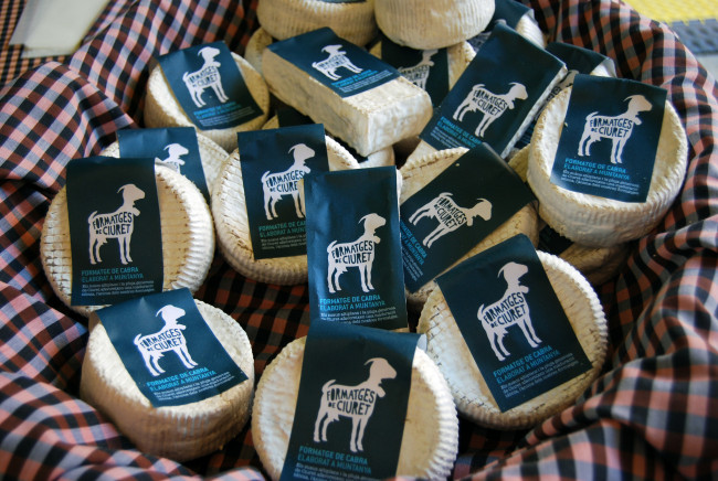 Обои картинки фото formatges de ciuret, еда, сырные изделия, сыр
