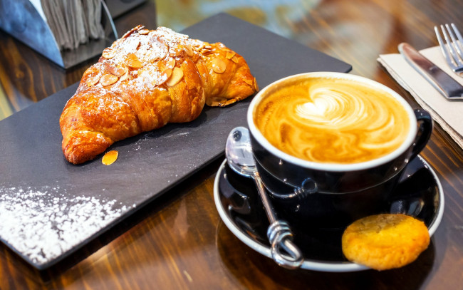 Обои картинки фото еда, кофе,  кофейные зёрна, круассан