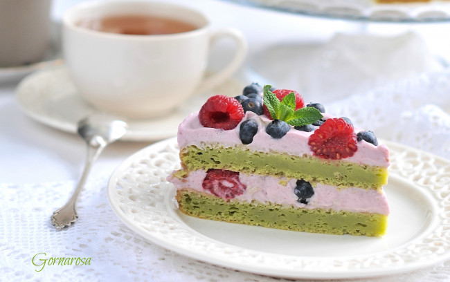 Обои картинки фото еда, торты, крем, мята, чай, голубика, малина, ягоды, кусок, торт