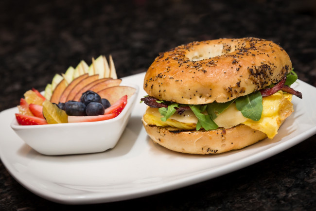 Обои картинки фото еда, бутерброды,  гамбургеры,  канапе, бутерброд, сыр, салат, фрукты, ягоды