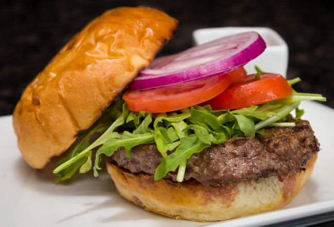 Обои картинки фото еда, бутерброды,  гамбургеры,  канапе, гамбургер, котлета, лук, салат, помидор