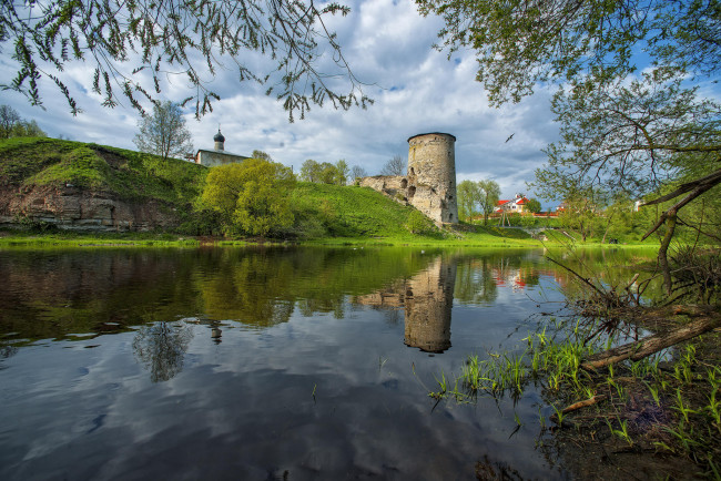 Обои картинки фото города, - исторические,  архитектурные памятники, псков, деревья, река, россия, церковь
