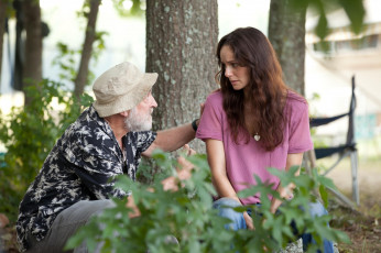 Картинка кино+фильмы the+walking+dead arah wayne callies женщина старик кусты разговор