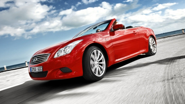 Обои картинки фото автомобили, infiniti, кабриолет, красный, инфинити, небо, дорога, скорость, облака