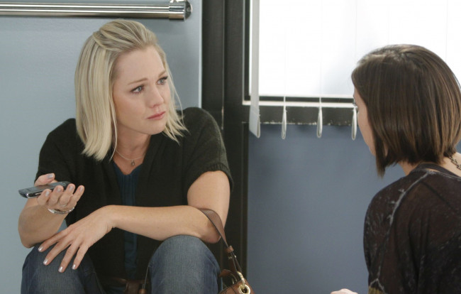 Обои картинки фото кино фильмы, 90210, окно, телефон, разговор, девушки, шатенка, блондинка