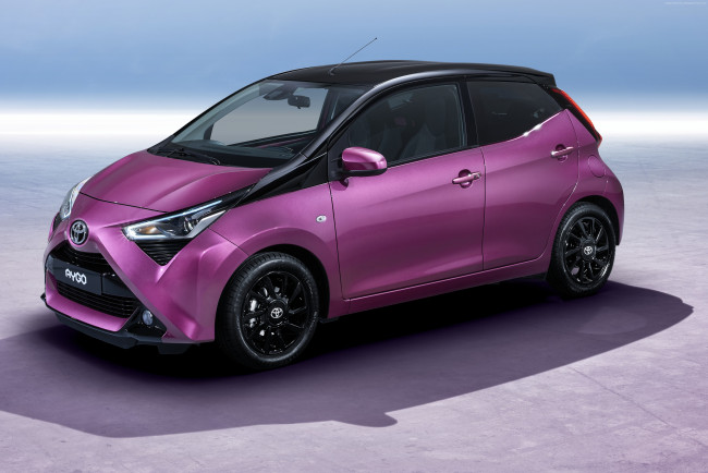 Обои картинки фото тойота aygo 2018, автомобили, toyota, geneva, motor, show, 2018, хэтчбек, тойота, фиолетовый, aygo