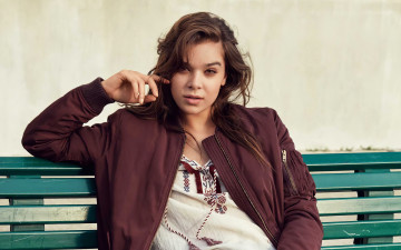 Картинка девушки hailee+steinfeld шатенка куртка блузка скамейка