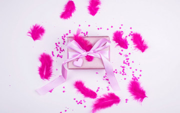 Картинка праздничные подарки+и+коробочки подарок бант перья