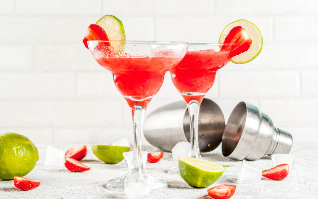 Обои картинки фото еда, напитки,  коктейль, коктейль, напиток, цитрус, клубника