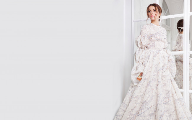 Обои картинки фото музыка, сати казанова, певица, платье, зеркало