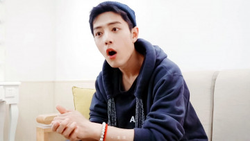 Картинка мужчины xiao+zhan актер шапка толстовка диван