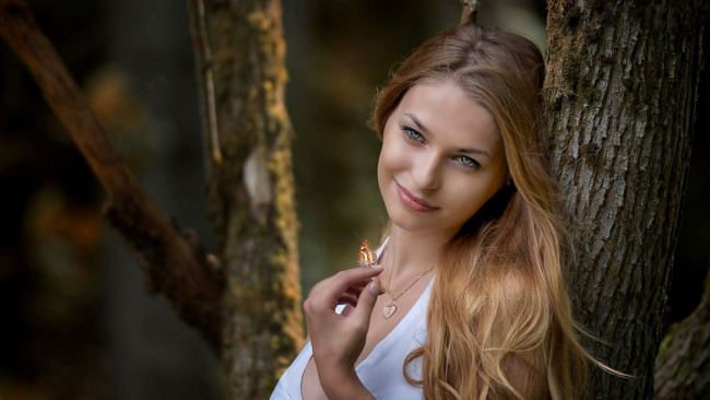 Обои картинки фото девушки, - блондинки,  светловолосые, медальон, бабочка