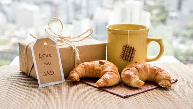 Обои картинки фото праздничные, день отца, подарок, чай, круассаны, надпись