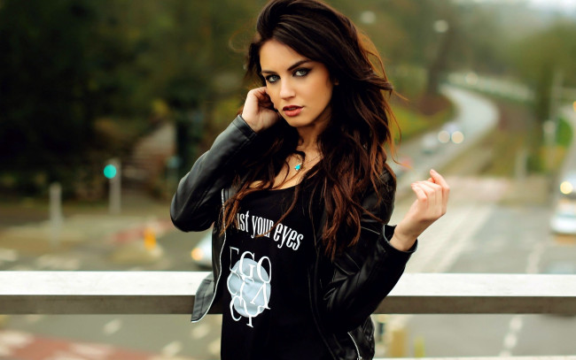 Обои картинки фото девушки, - брюнетки,  шатенки, брюнетка, куртка