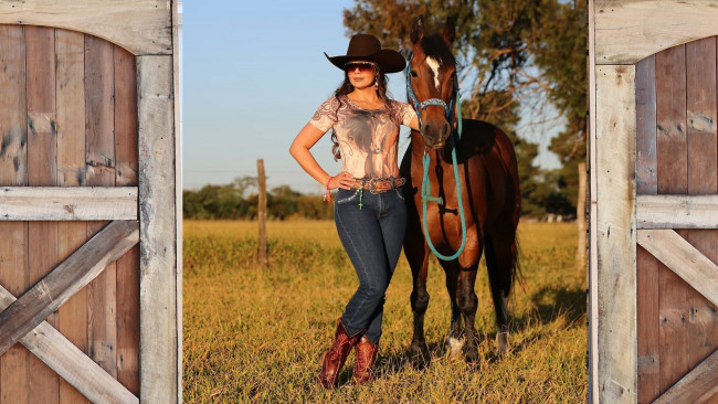 Обои картинки фото девушки, - брюнетки,  шатенки, брюнетка, джинсы, шляпа, очки, лошадь