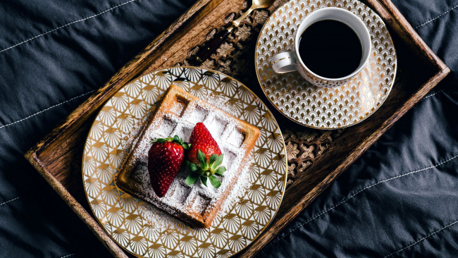 Обои картинки фото еда, блины,  оладьи, кофе, вафля, клубника