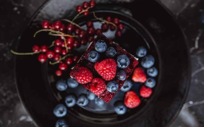 Обои картинки фото еда, пирожные,  кексы,  печенье, смородина, пирожное, малина, черника