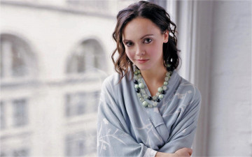 Картинка девушки christina+ricci актриса халат бусы окно