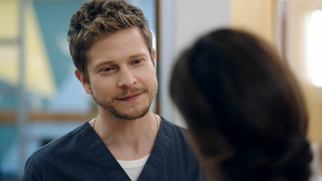 Обои картинки фото the resident, кино фильмы, врач, улыбка