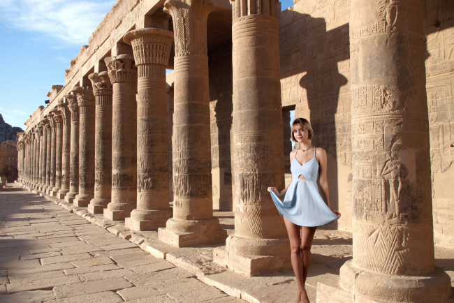 Обои картинки фото девушки, lana lane, колонны, платье, мини