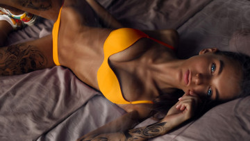 Картинка девушки -+брюнетки +шатенки брюнетка тату белье постель загар