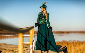 Картинка девушки -+креатив +косплей блондинка наряд шляпа перила озеро