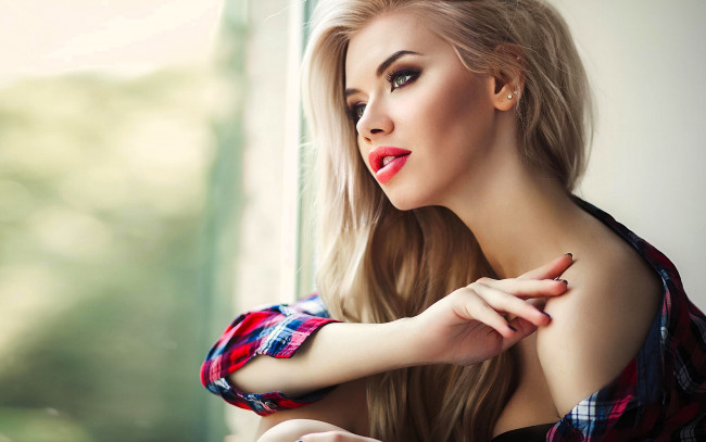 Обои картинки фото девушки, - лица,  портреты, блондинка, лицо, рубашка, окно