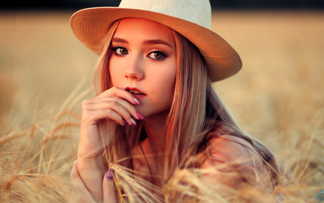 Обои картинки фото дарина сидорова, девушки, лицо, шляпа, блондинка, поле, колосья
