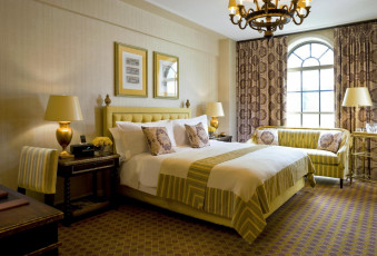 Картинка интерьер спальня кровать окно подушки