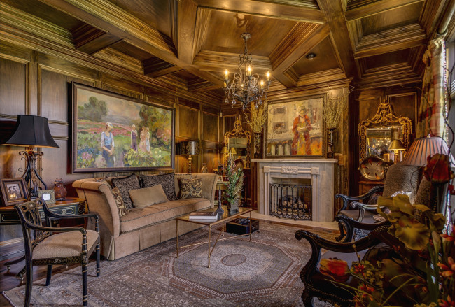 Обои картинки фото интерьер, гостиная, камин, диван, люстра, картины, потолок