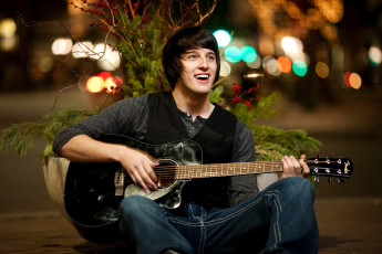 Картинка музыка -+другое улыбка огни веточки гитара парень