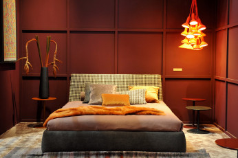 Картинка интерьер спальня лампа постель трюмо кровати