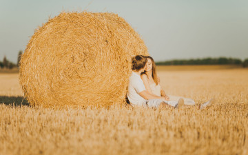 Картинка разное мужчина+женщина чувства улыбка влюбленные пара любовь love мужчина девушка природа стог сена сено парень