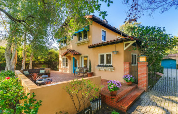 Картинка города -+здания +дома двор ворота деревья цветы крыльцо скамья небо